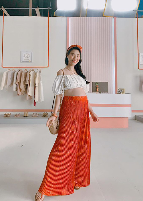 Từ tháng thứ 4, thứ 5 của thai kỳ, Hoàng Oanh đã tìm hiểu bác sĩ riêng. Hiện tại thì cô đang theo bác sĩ mà Nhã Phương giới thiệu.