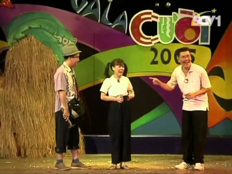 Năm 2002, Việt Hương lập nhóm hài riêng. Từ năm 2003 - 2005, cô cùng các đồng nghiệp liên tiếp giành danh hiệu Nhóm hài được yêu thích nhất trong Gala cười do VTV sản xuất. Tạp chí Sân khấu bình chọn cô là nữ diễn viên xuất sắc nhất năm 2004. Ảnh: Sài Gòn Giải Phóng