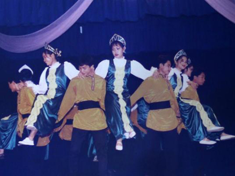 Theo Sài Gòn Giải Phóng, khi còn là sinh viên Trường Nghệ thuật sân khấu II, Việt Hương đã bộc lộ tài năng diễn xuất. Cô nhận được nhiều giải thưởng như Huy chương bạc Diễn viên xuất sắc trong Hội diễn Sân khấu kịch nói chuyên nghiệp toàn quốc năm 1995, Huy chương vàng Diễn viên xuất sắc trong Liên hoan Sân khấu chuyên nghiệp toàn quốc năm 1999. Ảnh: Người đưa tin