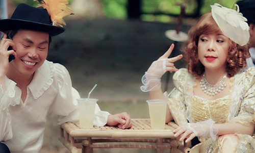 Năm 2007, Việt Hương sang định cư ở Mỹ và cộng tác với một trung tâm đi lưu diễn khắp nơi trên thế giới và có những tiểu phẩm hài hợp tác với nghệ sĩ Hoài Linh, Hoài Tâm vô cùng ăn ý tạo nên tên tuổi cặp bài trùng Hoài Linh - Việt Hương, Việt Hương - Hoài Tâm.