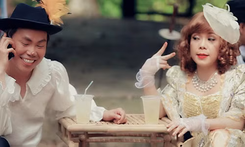 Năm 2007, Việt Hương sang định cư ở Mỹ và cộng tác với một trung tâm đi lưu diễn khắp nơi trên thế giới và có những tiểu phẩm hài hợp tác với nghệ sĩ Hoài Linh, Hoài Tâm vô cùng ăn ý tạo nên tên tuổi cặp bài trùng Hoài Linh - Việt Hương, Việt Hương - Hoài Tâm.