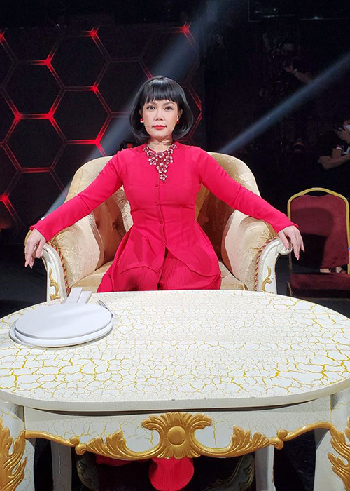 Khi gameshow bùng nổ, Việt Hương đắt show làm giám khảo, MC các chương trình như: "Vietnam’s Got Talent", "Ơn giời cậu đây rồi", "Thách thức danh hài", "Thử thách người nổi tiếng", "Người bí ẩn", "Cười xuyên Việt", "Làng hài mở hội", "Hoán đổi", "Song đấu"… 