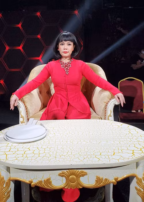 Khi gameshow bùng nổ, Việt Hương đắt show làm giám khảo, MC các chương trình như: "Vietnam’s Got Talent", "Ơn giời cậu đây rồi", "Thách thức danh hài", "Thử thách người nổi tiếng", "Người bí ẩn", "Cười xuyên Việt", "Làng hài mở hội", "Hoán đổi", "Song đấu"… 