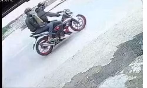 Cong an truy bat 2 thanh nien dung binh hoi cay cuop tiem vang o Binh Chanh