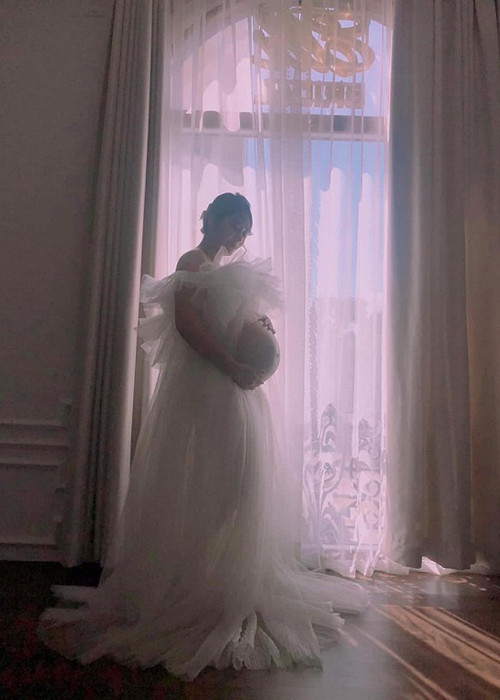 Mới đây, nàng hoa hậu sinh năm 1995 tự tin chụp ảnh bầu để ghi lại khoảnh khắc sắp làm mẹ.