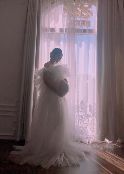 Mới đây, nàng hoa hậu sinh năm 1995 tự tin chụp ảnh bầu để ghi lại khoảnh khắc sắp làm mẹ.
