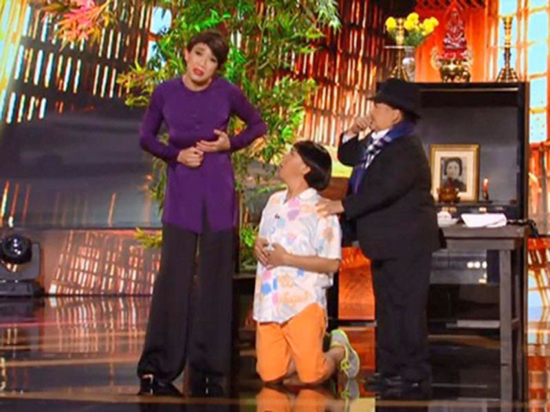 Anh Đức bị phạt tiền 15.000.000 đồng với hành vi vi phạm ra nước ngoài biểu diễn nghệ thuật mà không có giấy phép.