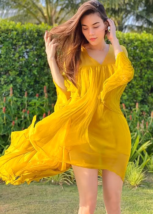 Trước đó, vào năm 2019, Hồ Ngọc Hà cũng bị đồn mang bầu với Kim Lý. Nghi vấn bầu bí vốn xuất phát từ hình ảnh nữ ca sĩ lộ vòng 2 nhô cao bất thường bên Kim Lý và Lý Quí Khánh.