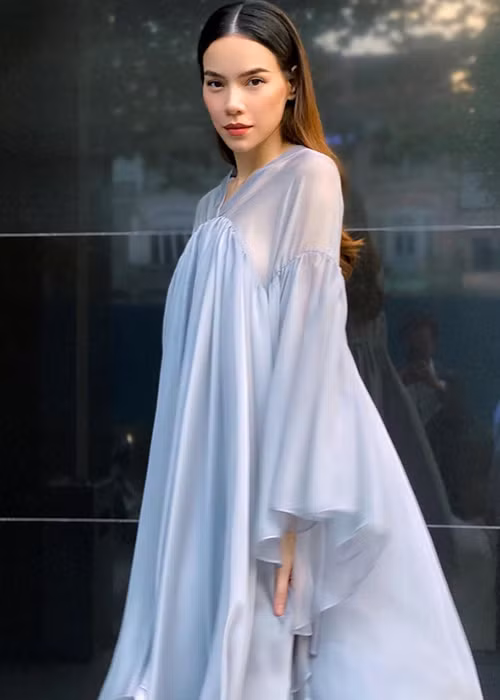 Hà Hồ thậm chí diện những bộ trang phục "nuốt" cả dáng.