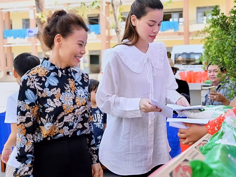 Trong chuyến từ thiện gần đây, nữ hoàng giải trí bất ngờ diện trang phục rộng thùng thình.