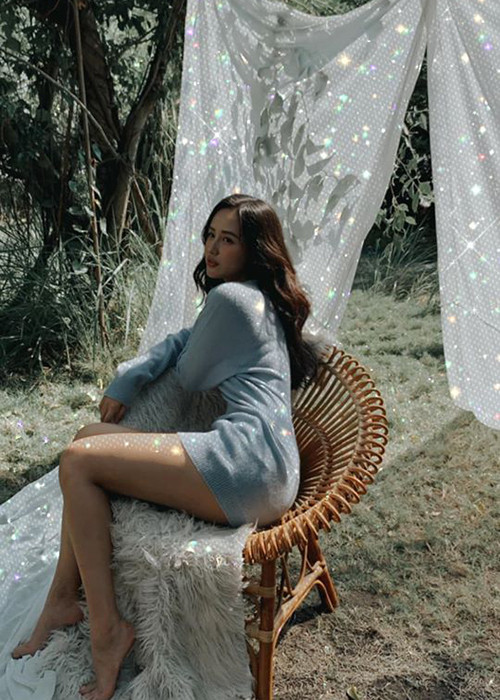 "Hiện tại, tôi không vội kết hôn và bạn trai tôi cũng không giục. Tôi là người thích đi chơi và yêu phải một người cũng thích đi chơi nên rất hợp", cô nói.