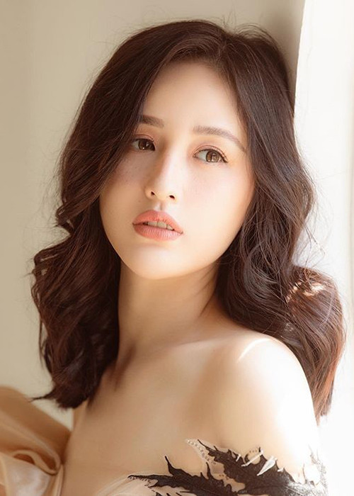 Nàng hoa hậu gốc Hà thành khoe bờ vai hờ hững.