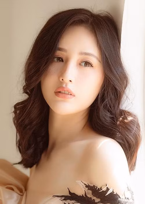 Nàng hoa hậu gốc Hà thành khoe bờ vai hờ hững.