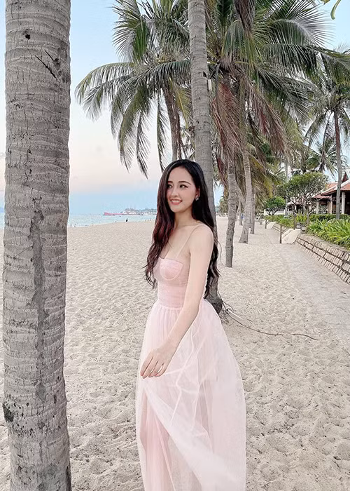 Nhan sắc xinh đẹp, quyến rũ của chân dài sinh năm 1988 nhanh chóng đốn tim người hâm mộ.