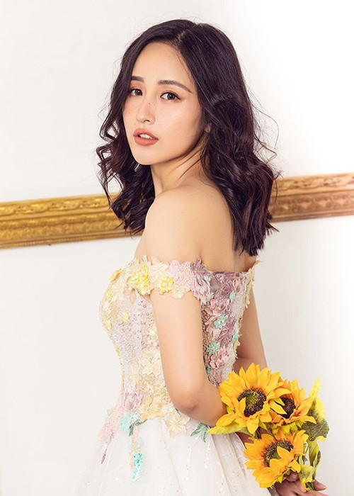 "Tôi có cơ thể đồng hồ cát, ba vòng khá chuẩn nhưng lại không thích như vậy. Tôi thích một cơ thể gầy thẳng tắp, không có vòng nào, như model vậy. Tôi thích những cô gái chân tay gầy", nàng hoa hậu chia sẻ.