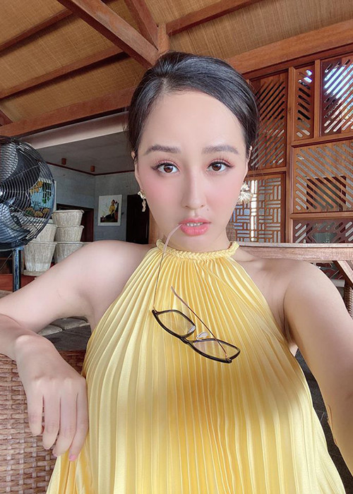 Mai Phương Thúy để lộ bờ vai trần thon thả. Trước đó, cô từng bị chê tăng cân quá đà với phần bờ vai và cánh tay "lực lưỡng".