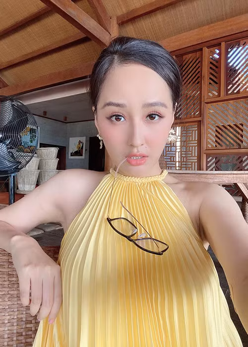 Mai Phương Thúy để lộ bờ vai trần thon thả. Trước đó, cô từng bị chê tăng cân quá đà với phần bờ vai và cánh tay "lực lưỡng".