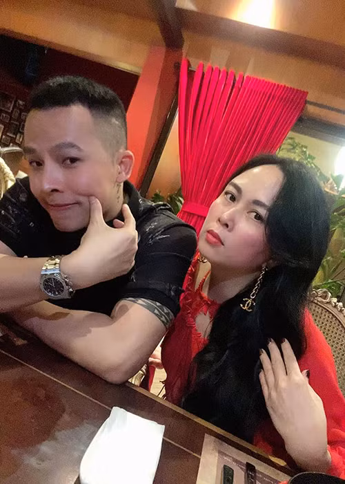 "Mặt mâm vì không dám phẫu thuật sợ đau, tóc hoe vì không nhuộm sợ ngồi lâu mất thời gian", Phượng Chanel chia sẻ về việc chú trọng đến vẻ đẹp tự nhiên.