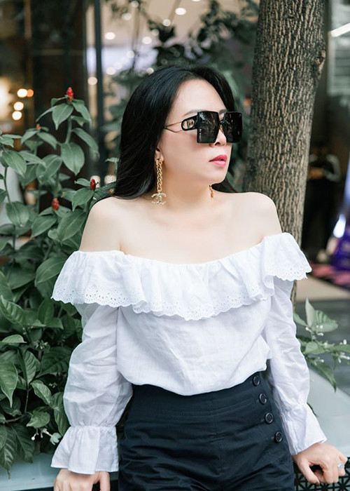 Gần đây, Phượng Chanel chuộng trang phục để lộ bờ vai thon thả.