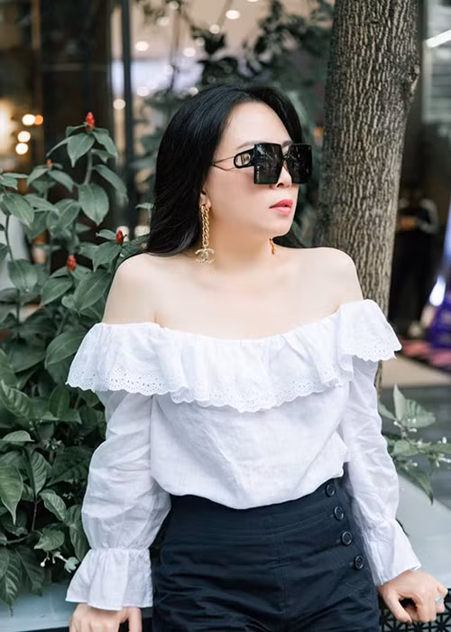 Gần đây, Phượng Chanel chuộng trang phục để lộ bờ vai thon thả.