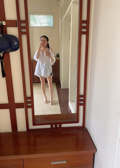 Nữ đại gia bất ngờ diện trang phục giấu quần.