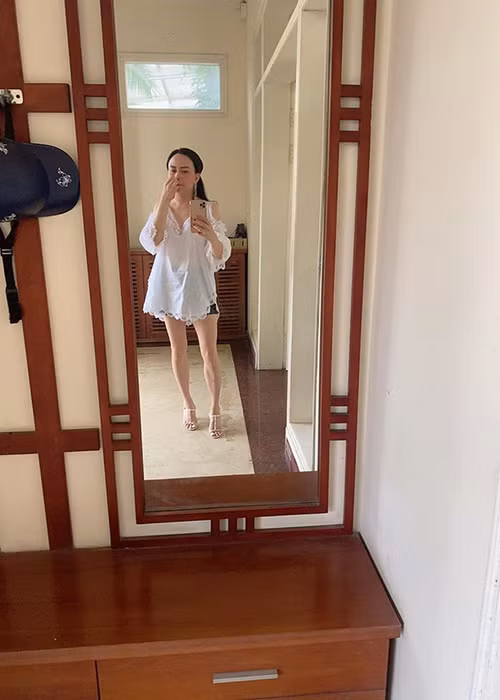 Nữ đại gia bất ngờ diện trang phục giấu quần.