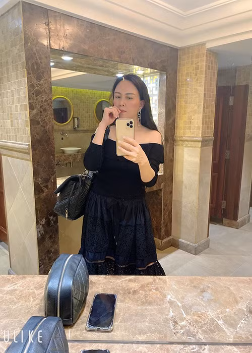 Phượng Chanel ngày càng mạnh dạn mặc đồ gợi cảm khi vóc dáng thon thả hơn xưa.