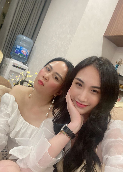 Người tình hơn tuổi của Quách Ngọc Ngoan được khen ngày càng trẻ ra.