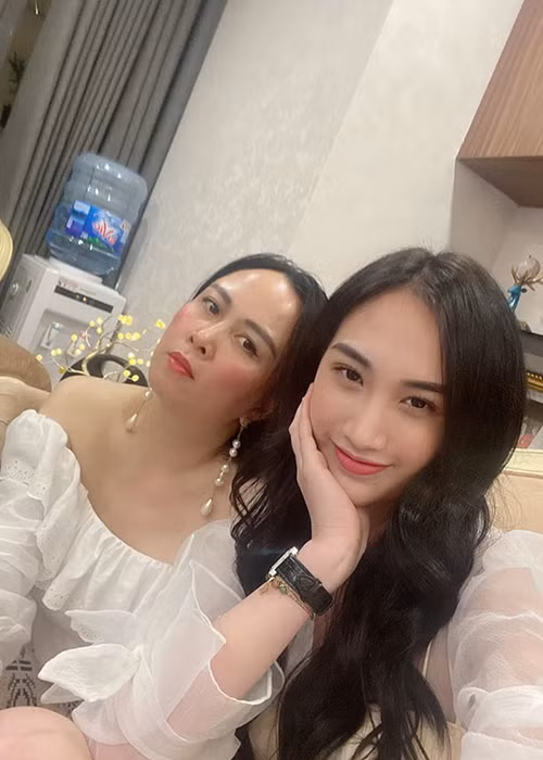 Người tình hơn tuổi của Quách Ngọc Ngoan được khen ngày càng trẻ ra.