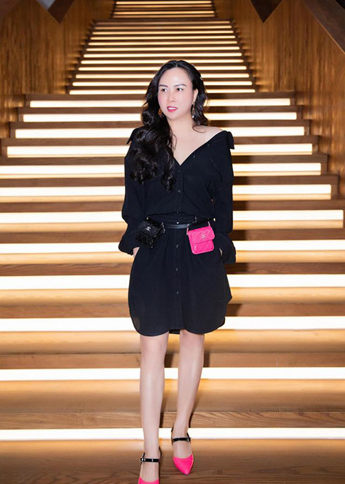 Cô không dao kéo dù gương mặt có khuyết điểm như mũi hếch. Ngoài ra, Phượng Chanel trung thành với mái tóc đen dài trong 10 năm qua.