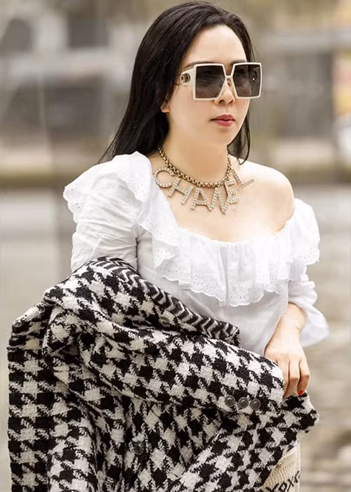 Phượng Chanel đến nay có gu thời trang chưa thực sự ổn định khi số lần bị chê nhiều hơn khen, dù dát đồ hiệu kín cả người.