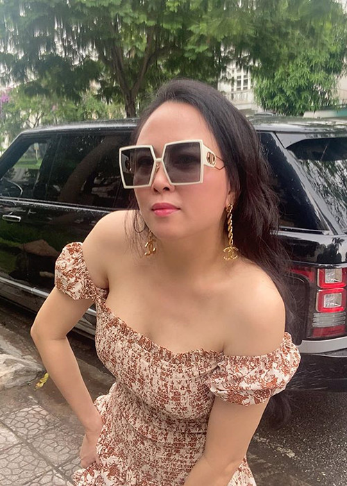 Nữ doanh nhân ngoài 40 tuổi gợi cảm hút mắt với trang phục trễ vai.