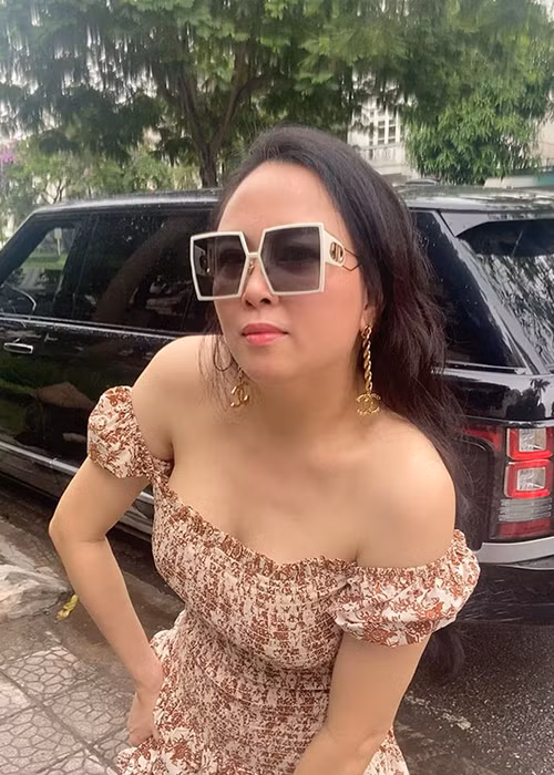 Nữ doanh nhân ngoài 40 tuổi gợi cảm hút mắt với trang phục trễ vai.