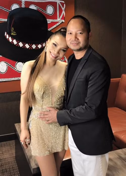 Thomas Tâm luôn chiều chuộng Hồng Ngọc. Trong công việc, anh luôn sát cánh cùng vợ.