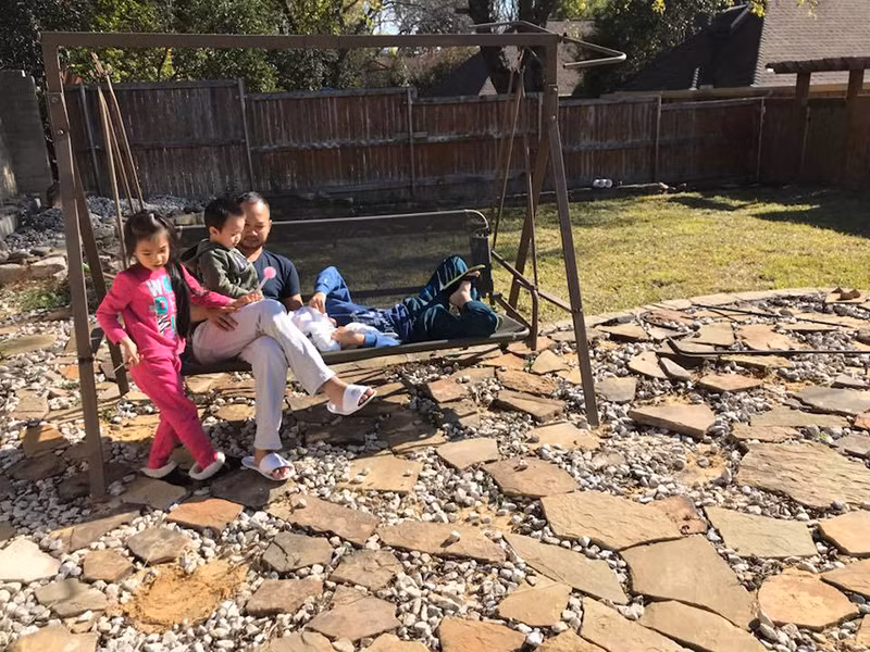 Khi Hồng Ngọc đi hát, chồng của cô là người chăm lo tất cả mọi việc nhà.