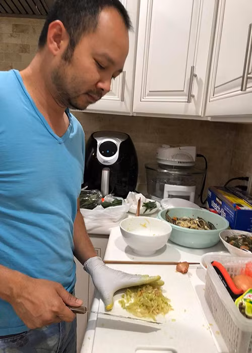 Giọng ca "Mắt nai cha cha cha" hạnh phúc khi được ông xã chăm lo về công việc lẫn gia đình. "Anh làm việc nhiều hơn tôi, tóc bạc hết cả. Mọi người cứ nói tôi cực nhưng tôi đi hát chỉ xách vali là đi chứ có cực gì đâu, người chuẩn bị cho mình mọi thứ mới cực kia. Tôi không sợ cực khổ về thể xác, chỉ sợ cực khổ về tinh thần. Anh là người cực về tinh thần khi lo lắng hết cho tôi", Hồng Ngọc chia sẻ.