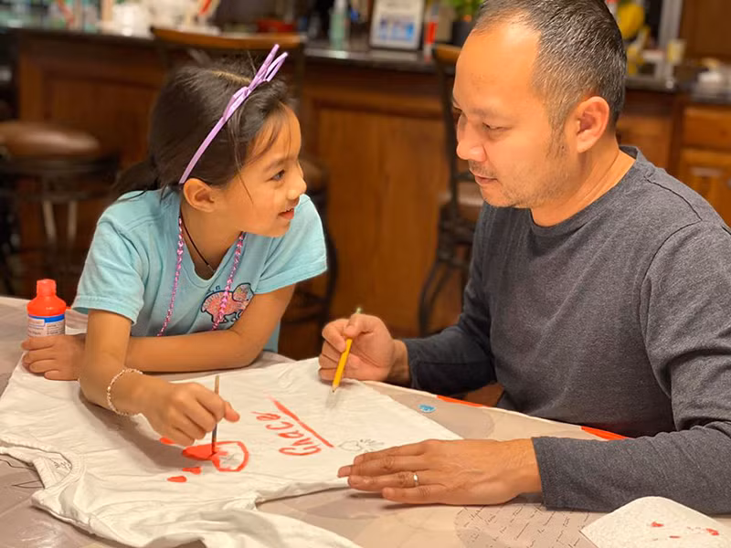 Thomas Tâm chơi cùng các con.