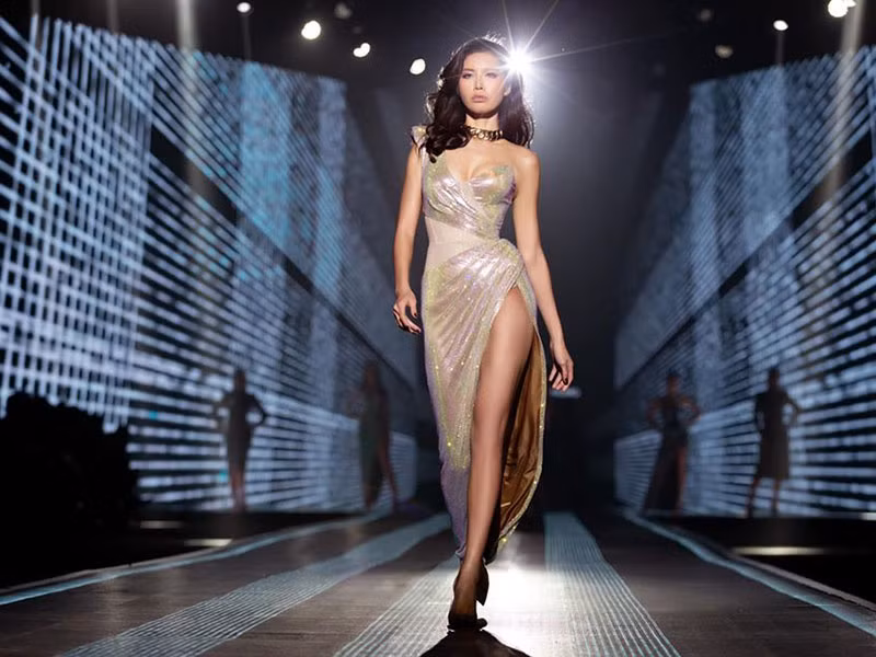 Giải bạc Siêu mẫu Việt Nam 2013 được nhiều nhà thiết kế giao vị trí vedette hoặc mở màn.