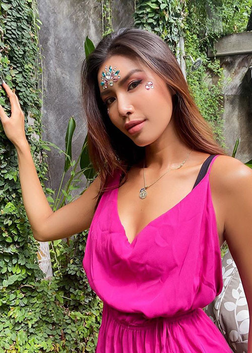 Angelina Jolie phiên bản Việt còn làm giám khảo cuộc thi người mẫu The Face, đóng phim "Hoa hậu giang hồ".