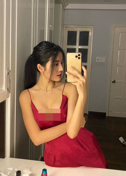 Nữ người mẫu 9x khéo chọn váy áo khoe thân hình nóng bỏng.