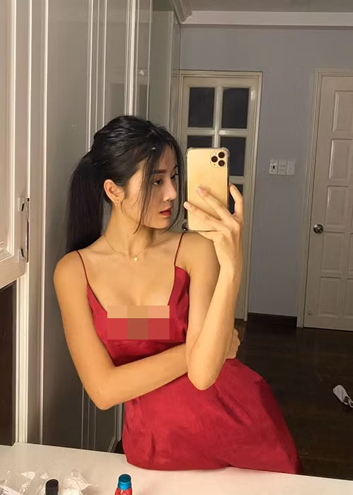 Nữ người mẫu 9x khéo chọn váy áo khoe thân hình nóng bỏng.