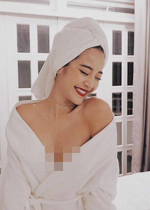 Hình ảnh Karen Nguyễn gợi cảm hút mắt khi diện choàng áo tắm.