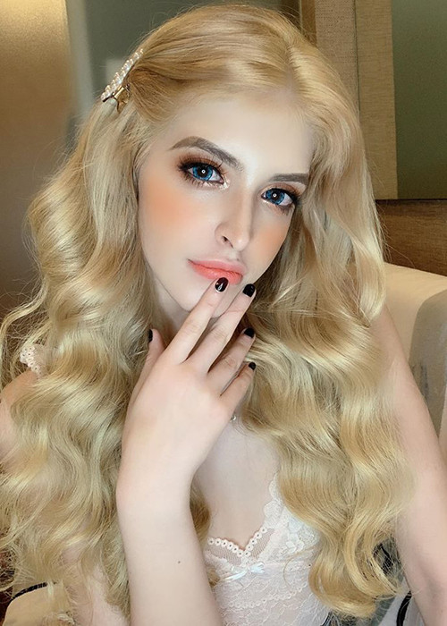 Chân dài sinh năm 1995 hoạt động với vai trò người mẫu, diễn viên.