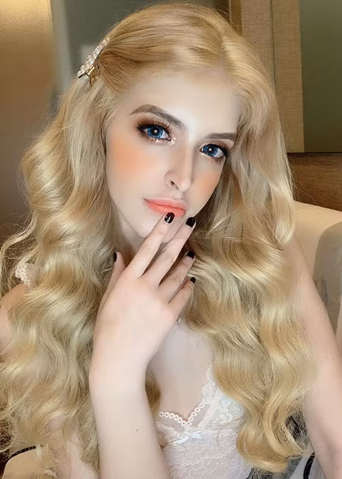 Chân dài sinh năm 1995 hoạt động với vai trò người mẫu, diễn viên.