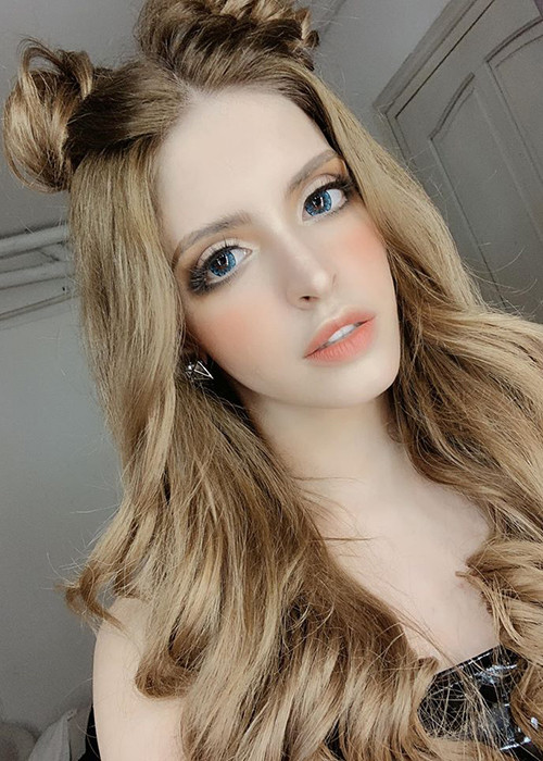 An Tây mang dòng máu Tây Ban Nha. Năm 2 tuổi, cô theo bố về Việt Nam sinh sống.