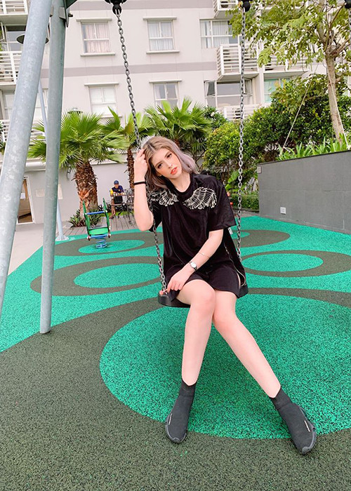 Cũng trong cuộc phỏng vấn trên Vietnamnet năm 2019, nữ người mẫu cho biết đang hẹn hò một người không hoạt động showbiz, không phải đại gia và doanh nhân.