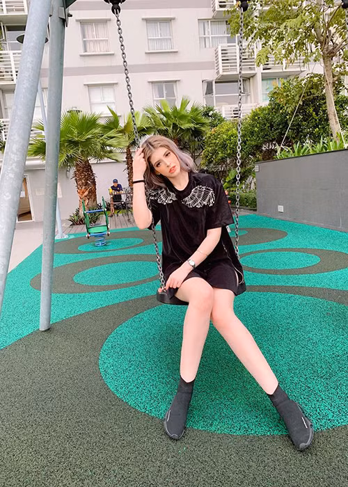 Cũng trong cuộc phỏng vấn trên Vietnamnet năm 2019, nữ người mẫu cho biết đang hẹn hò một người không hoạt động showbiz, không phải đại gia và doanh nhân.