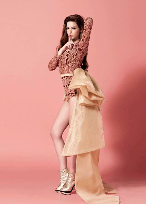 9X ca hát, đóng phim song công việc chính vẫn là người mẫu.