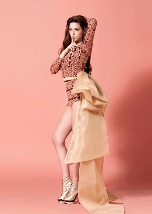 9X ca hát, đóng phim song công việc chính vẫn là người mẫu.