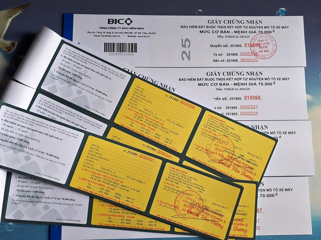 Nguoi dan un un mua bao hiem xe may, oto khi CSGT tong kiem soat-Hinh-2